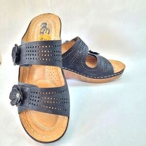 GC Shoes sandal wedges in Black - size 8 - Adjustable Straps!